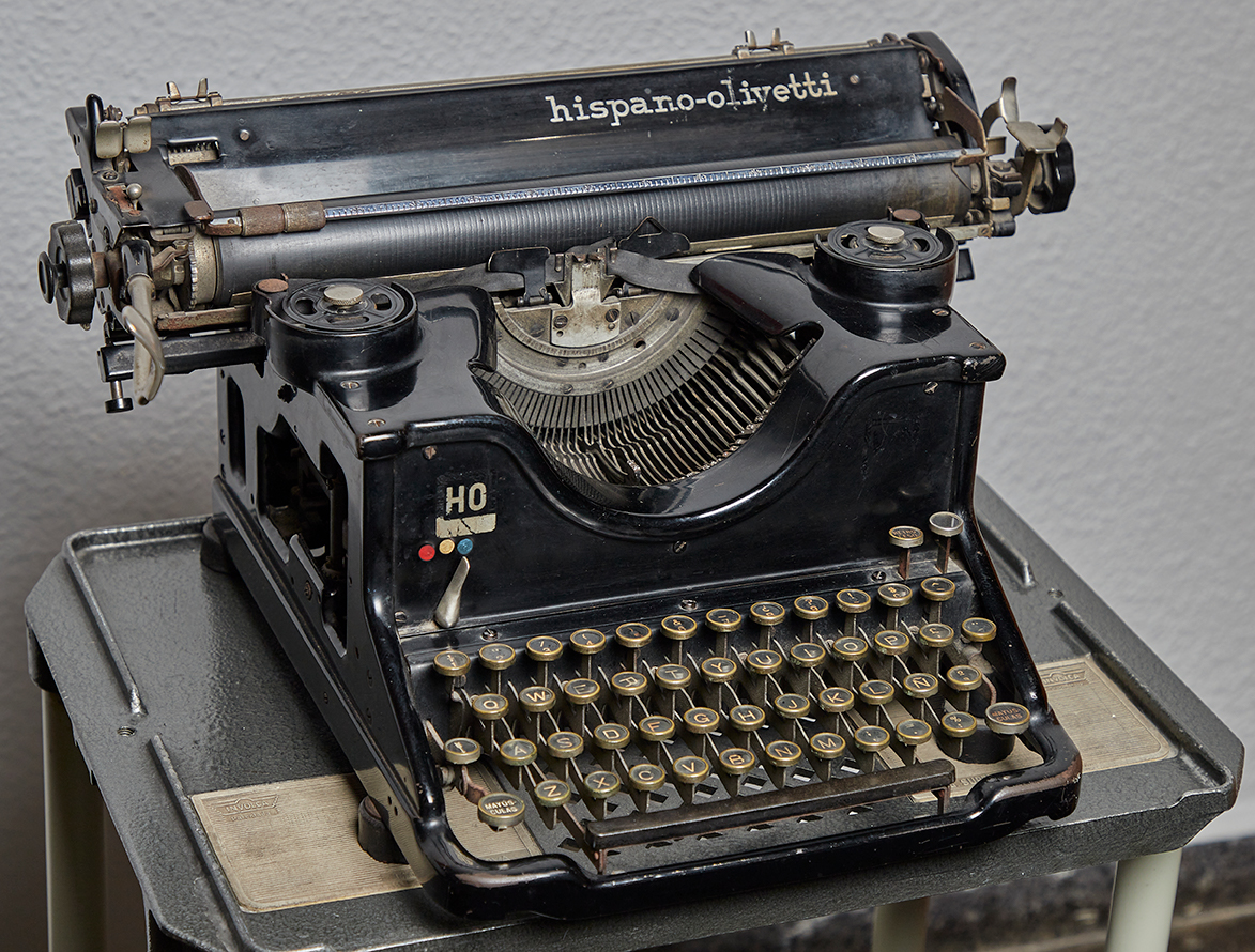 Máquina de escribir Hispano-Olivetti  Facultad de Ciencias de la  Información