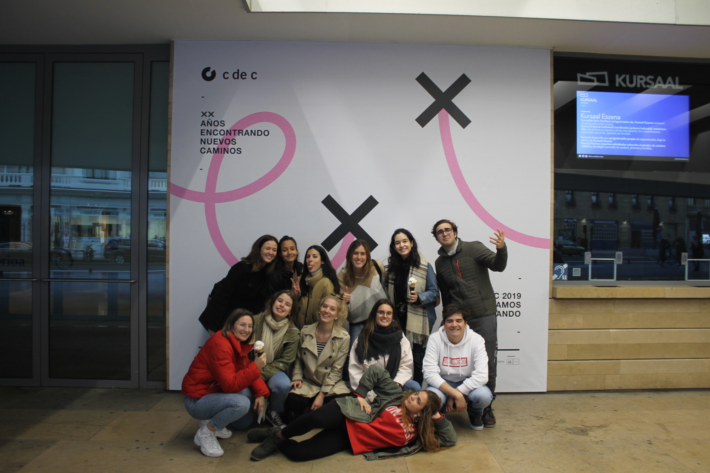 Un grupo de estudiantes de Publicidad y RRPP voluntarios en el Festival c de c de San Sebastián