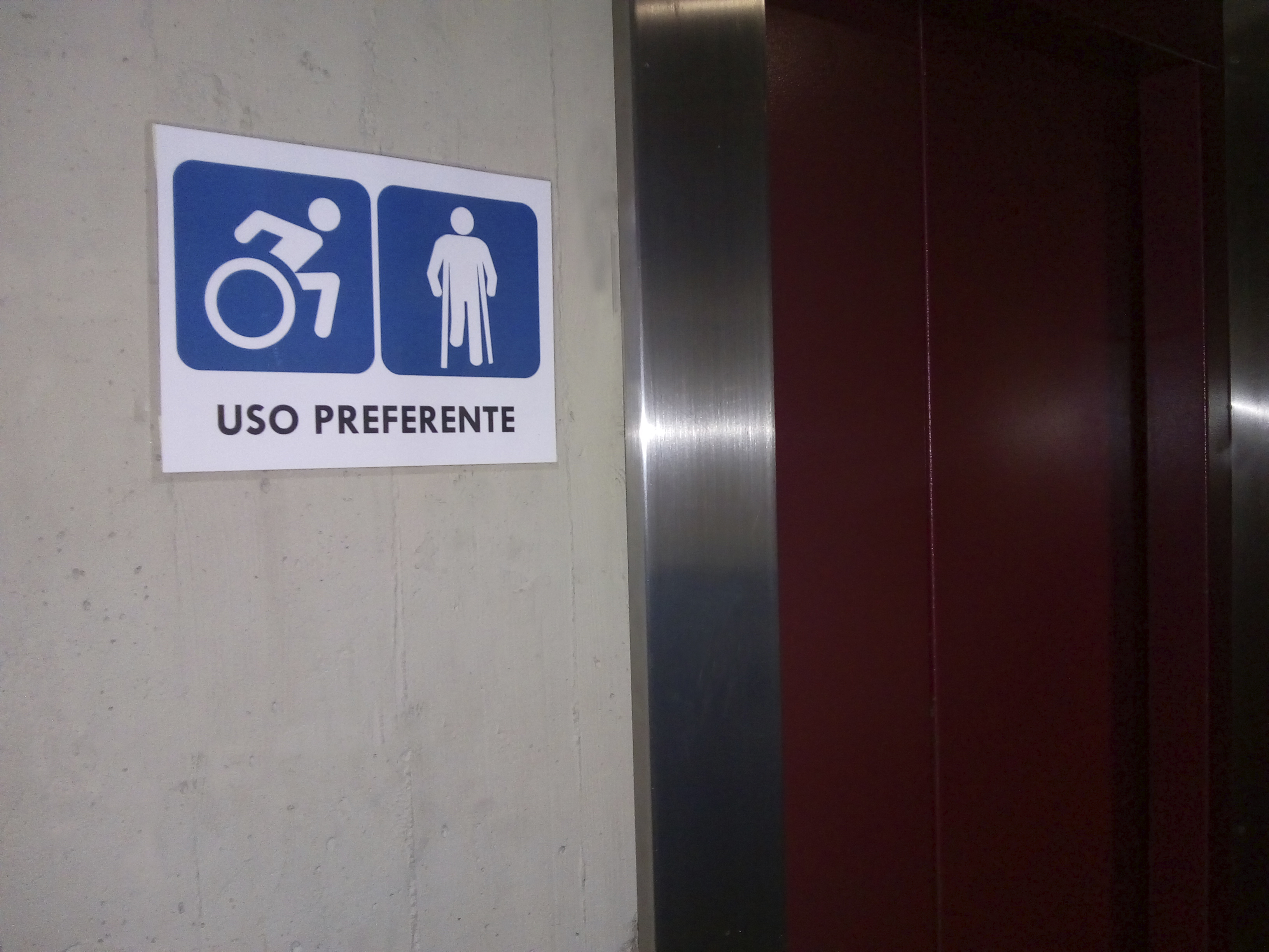 Nueva señalética de accesibilidad en los ascensores de la Facultad