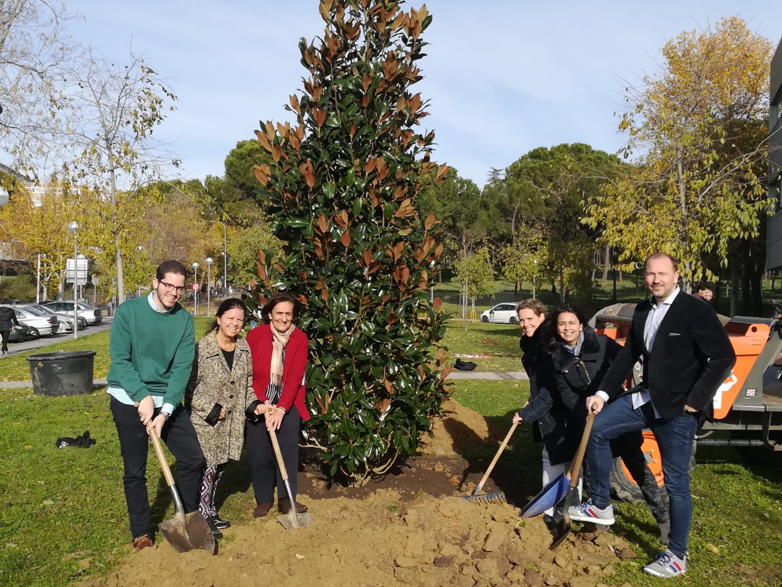 Un magnolio y tres madroños, nuevas incorporaciones al patrimonio verde de nuestra Facultad - 2